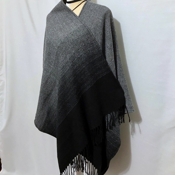 ❌SOLD❌ Ann Taylor Loft Ombré Poncho for Women One Size - Picture 7 of 8